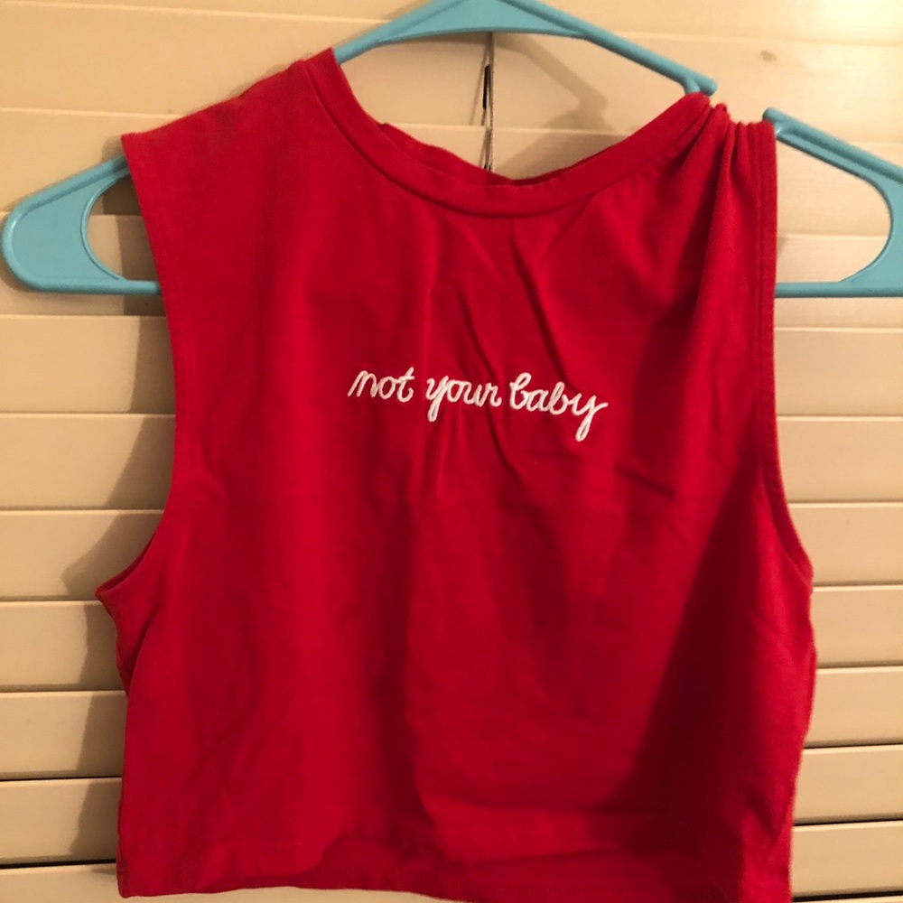 Red muscle tee crop top